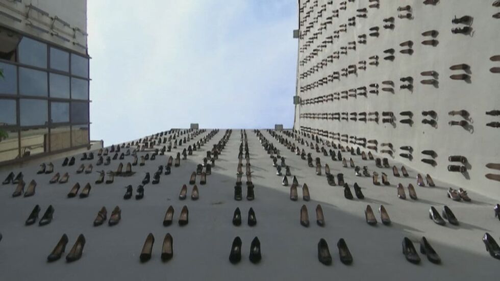440 чифта обувки бяха окачени в памет на жертвите на домашно насилие в Истанбул