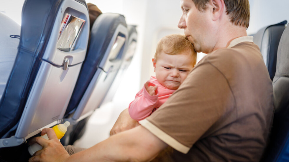 Бебе спря да диша по време на полет, медицинска сестра го спаси