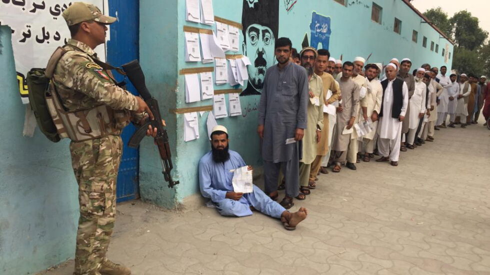 Взрив в избирателна секция в Афганистан, 15 души са ранени
