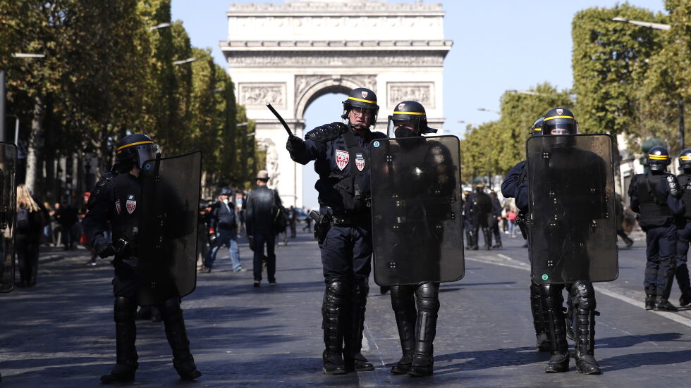 Около 1000 "жълти жилетки" протестираха в Париж и Тулуза