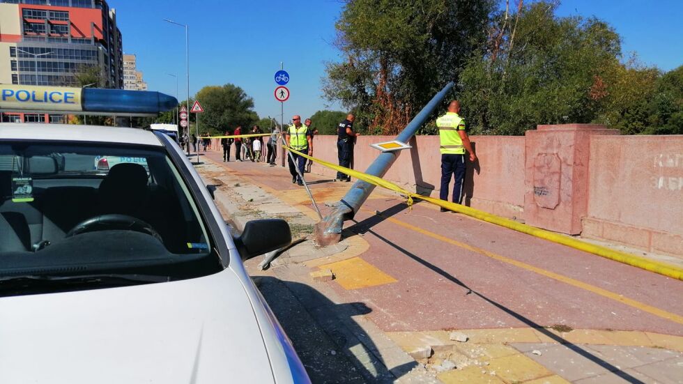 Две момчета загинаха на пътя след удар в стълб в Пловдив
