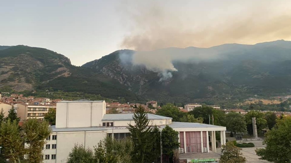 Хеликоптер се включи в гасенето на горския пожар над Карлово 