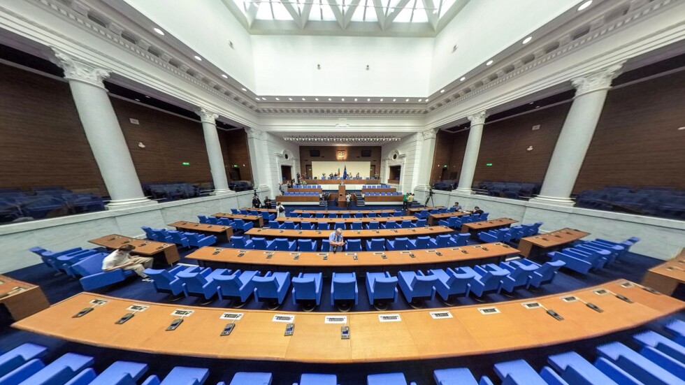 Депутатите с нов адрес: Парламентът ще заседава в сградата на бившия партиен дом