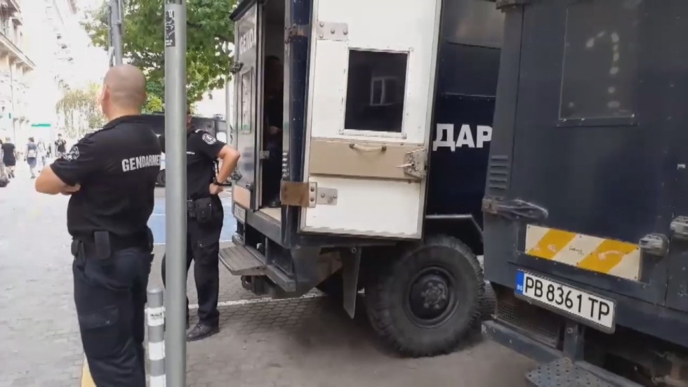 Преди утрешните протести: Полицаи от цялата страна са в София (ВИДЕО)