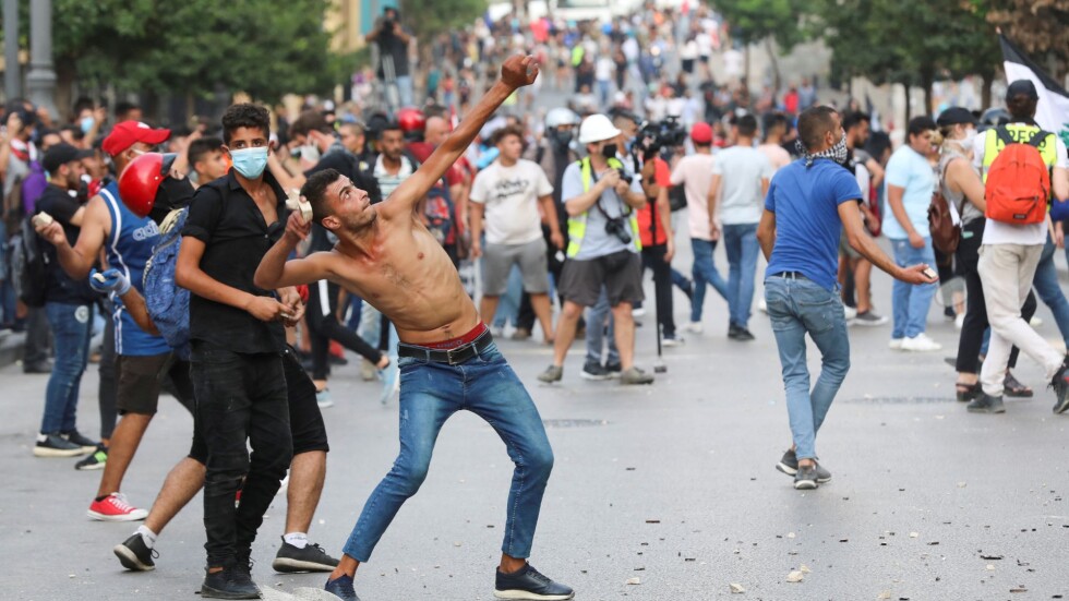 Протести и сблъсъци с полицията посрещнаха Макрон в Бейрут
