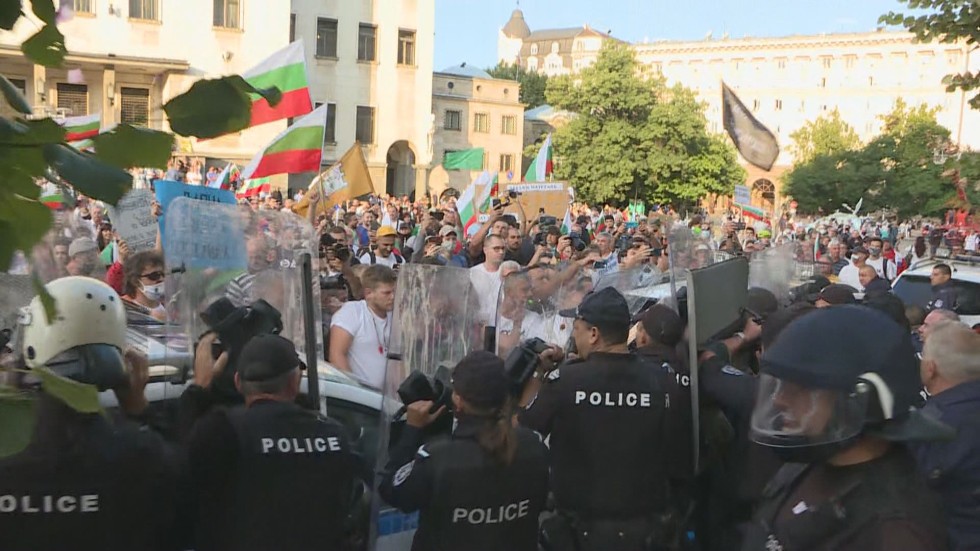 Напрежение между протестиращи и полицаи в района на новата сграда на парламента