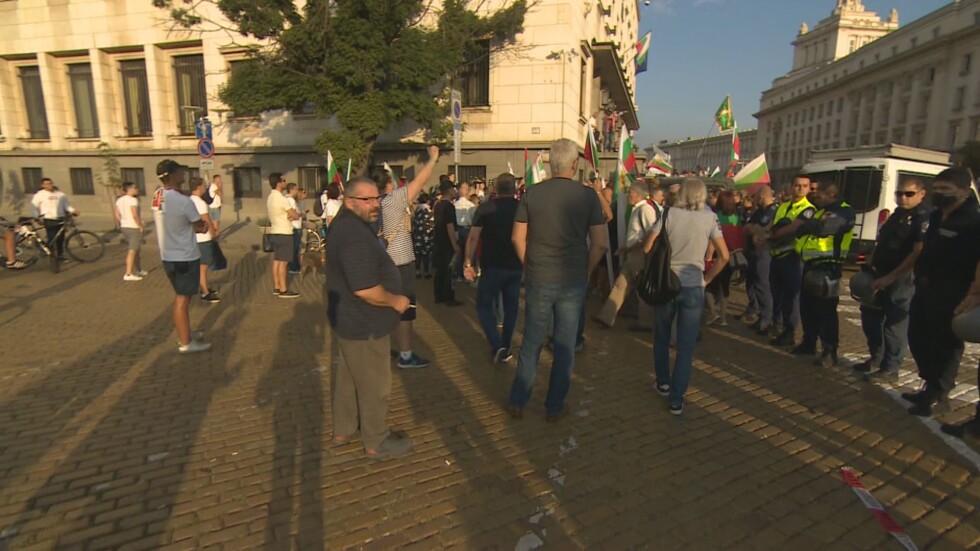 Напрежение между полиция и протестиращи и на бул. „Цар Освободител“