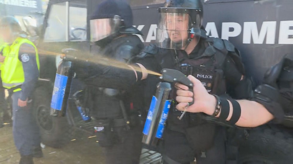 Полицията използва лютив спрей срещу протестиращи