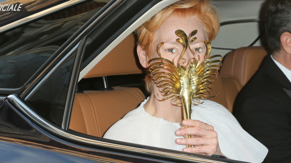 Необичайна маска и Златен лъв за актрисата Тилда Суинтън във Венеция (ВИДЕО)
