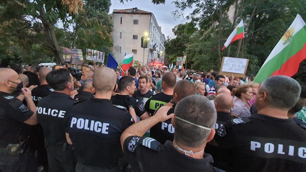 Полицейски кордон спря за кратко протестното шествие в Пловдив