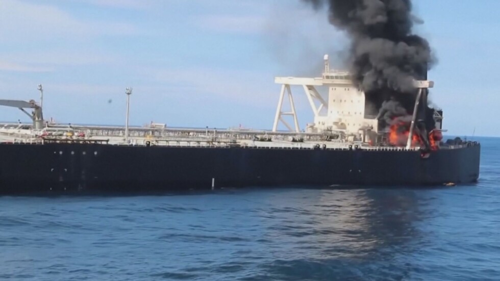 Горящият супертанкер: Според властите няма следи от изтичане на петрол