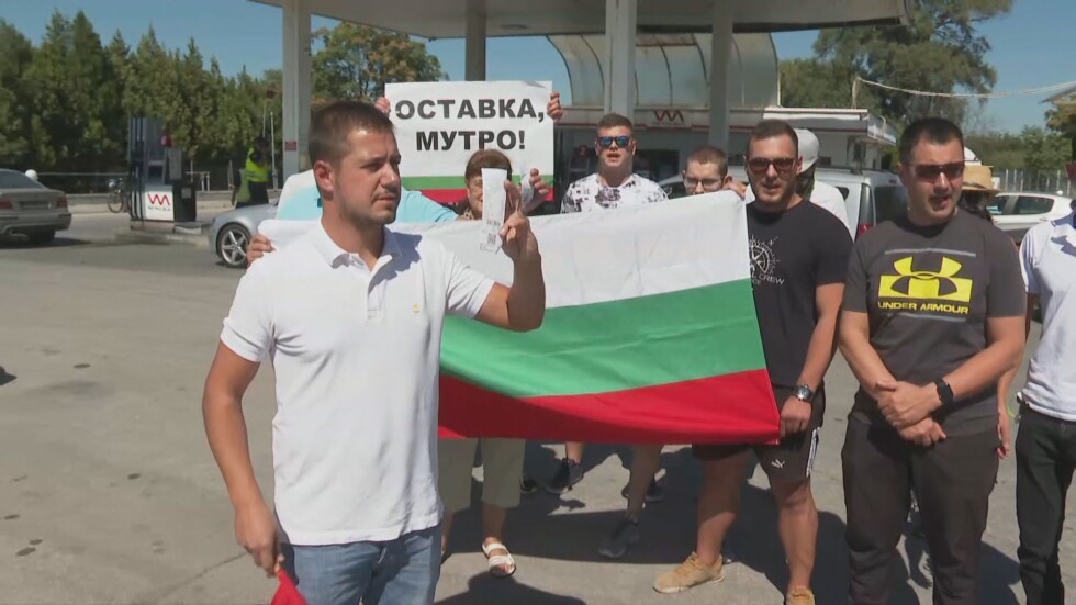 В знак на протест: Шофьори зареждат за символични суми на бензиностанция на Марешки