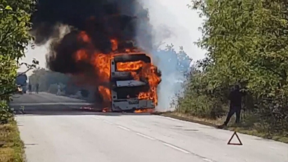 Автобус с военнослужещи се запали на пътя Силистра-Добрич