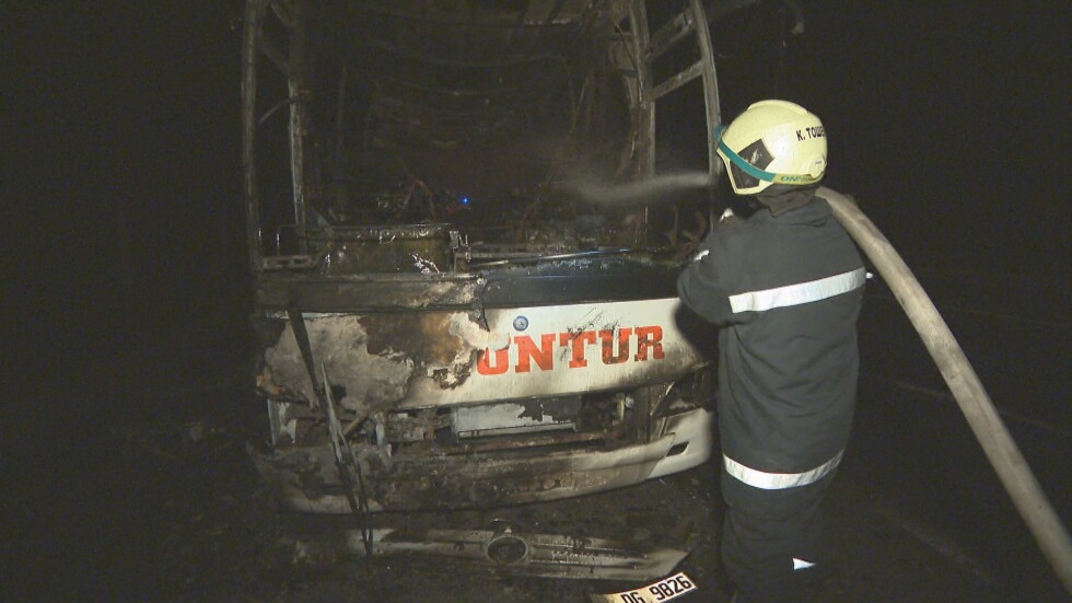 На косъм от трагедия: Горящият автобус на АМ „Тракия“ е подпалил гората в съседство
