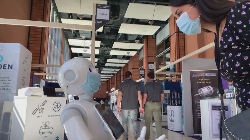 Вместо служител: Робот подсеща хората да носят маски на обществени места
