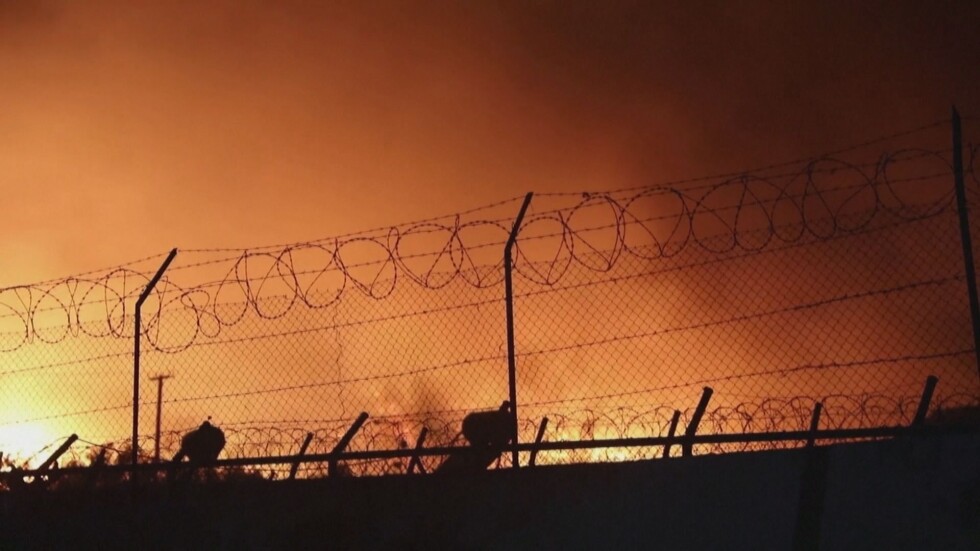 Голям пожар избухна в най-големия бежански лагер на остров Лесбос