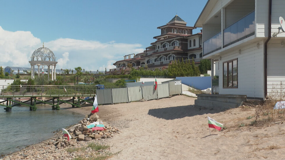 Случаят "Росенец": Обявяването на ивицата за плаж се бави заради фирма, свързана с Ахмед Доган