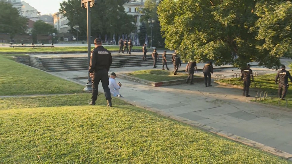 Ден 64 на протести в София: Полицията откри скрити в храстите ножове и бутилки с течност