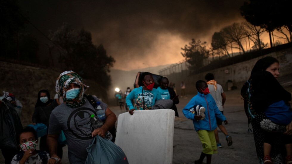 Голям пожар бушува в бежански лагер на о-в Лесбос