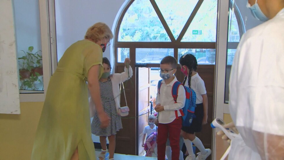 С маски и дезинфектанти започна учебната година в Гърция и Румъния