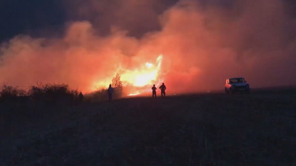 Пожар бушува между четири села в Старозагорско