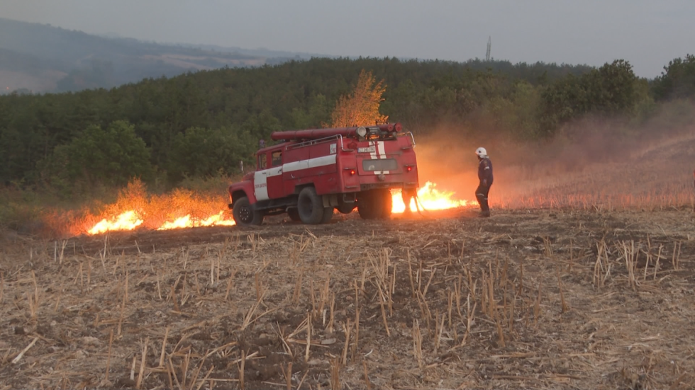 Пожарът в Старозагорско се разпространява на югоизток