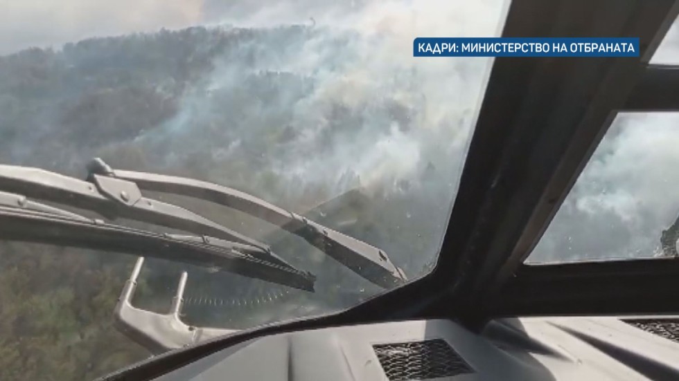 Трети ден борба с пожарите в Старозагорско: Хеликоптер, тежка техника и доброволци се включиха в гасенето