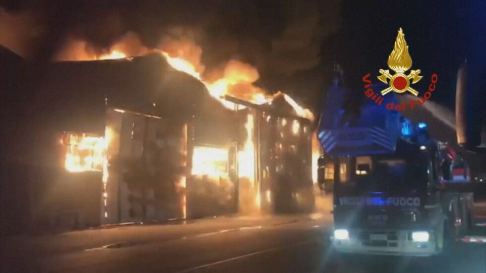 Пожар избухна на пристанището в италианския град Анкона