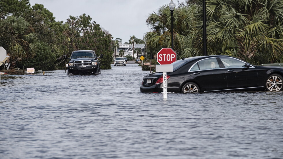 Ураганът "Сали" причини големи вълни и наводнения във Флорида и Алабама