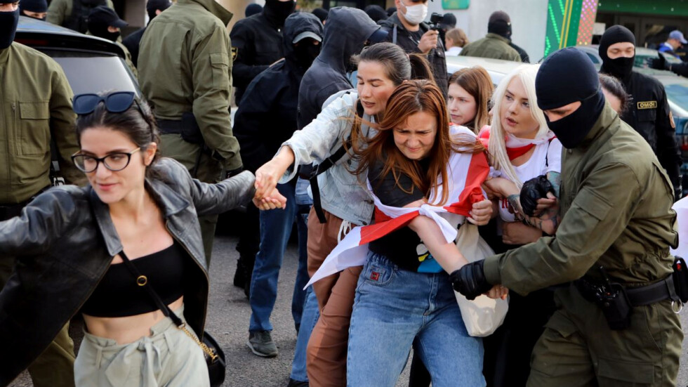 Полицаи разпръснаха женския марш в Минск
