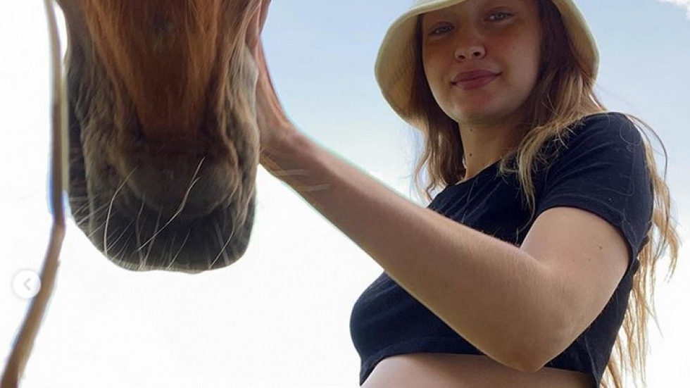 Без грим - Джиджи Хадид показа наедряло коремче в 27-ата седмица от бременността си