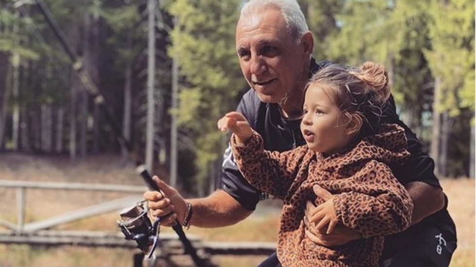 В ролята на дядо: Христо Стоичков учи внучката си да лови риба