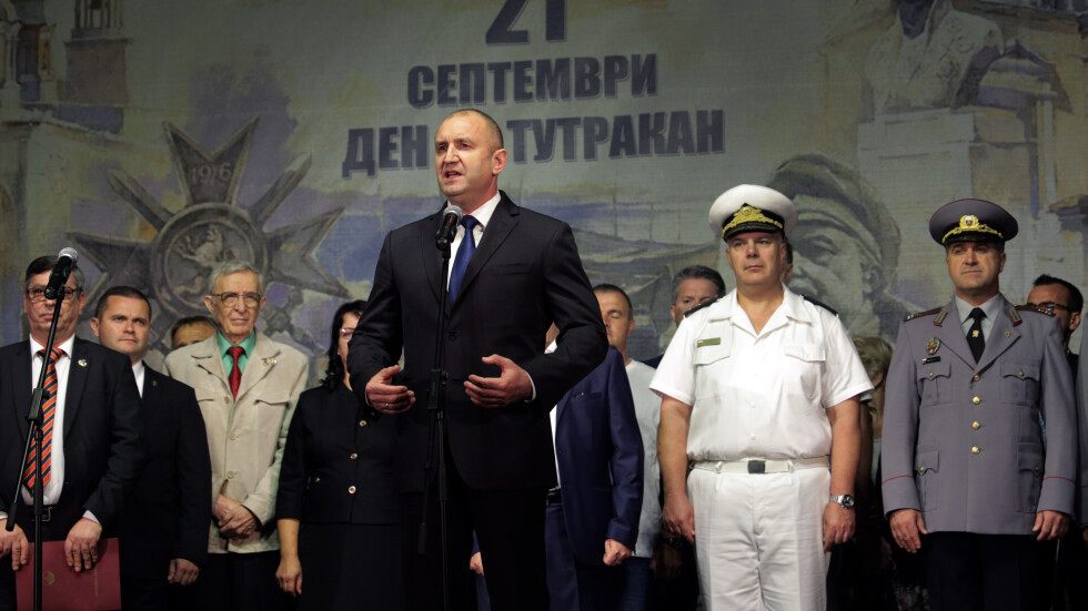 Президентът участва в тържествената заря-проверка за 80-ата годишнина от възвръщането на Южна Добруджа към България