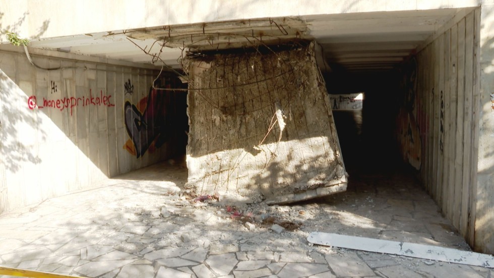 Срути се част от тавана на оживен подлез във Варна