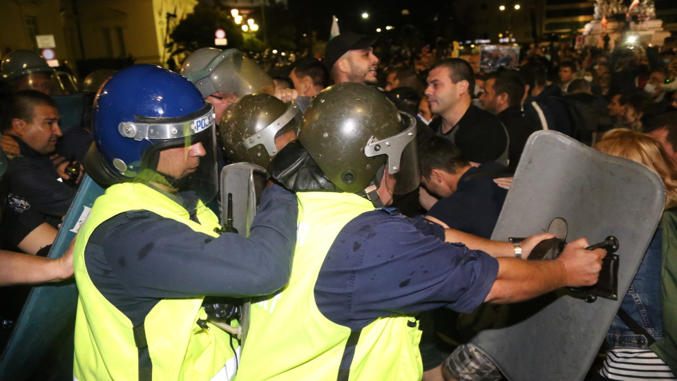 СДВР: Трима полицаи са пострадали при вчерашните протести