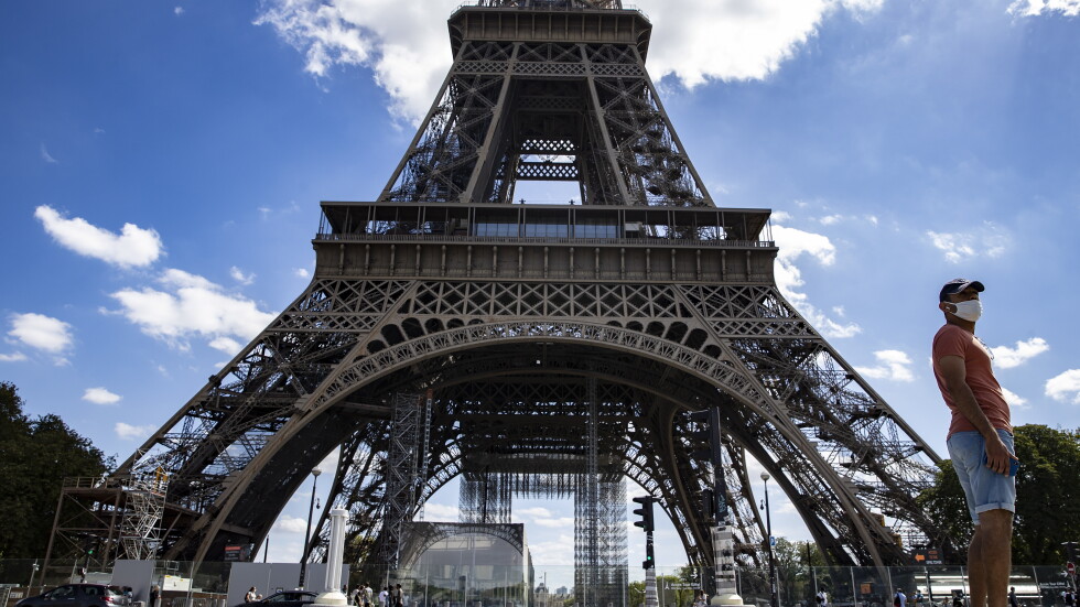 Евакуираха Айфеловата кула в Париж заради бомбена заплаха