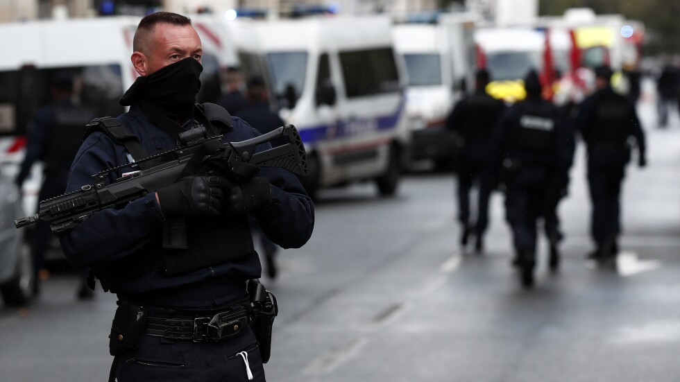 Четирима ранени при нападение в Париж (ВИДЕО)