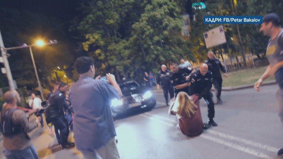 Протестираща е легнала пред колата на здравния министър в 79-ата вечер на протеста