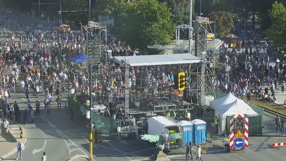 Протестен митинг-концерт блокира „Орлов мост“