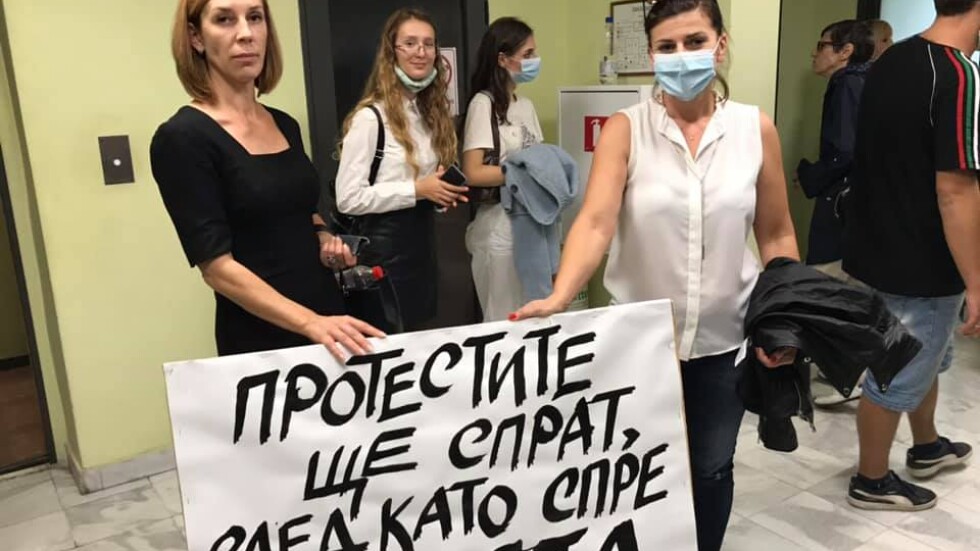 Протестиращи срещу мръсния въздух щурмуваха екоинспекцията в Стара Загора