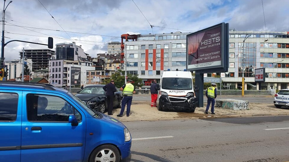 Катастрофа между лек автомобил и линейка в София