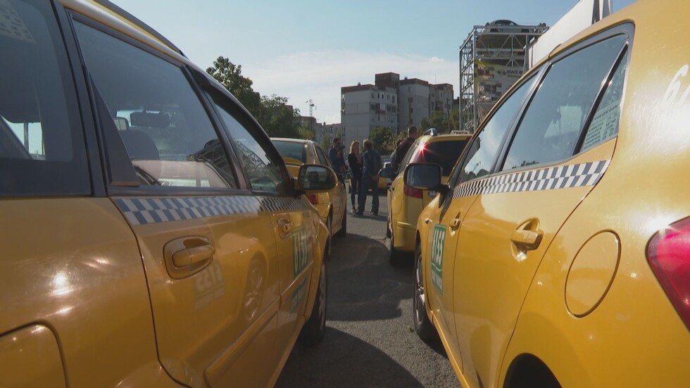 Таксиметрови шофьори в Пловдив излязоха на протест