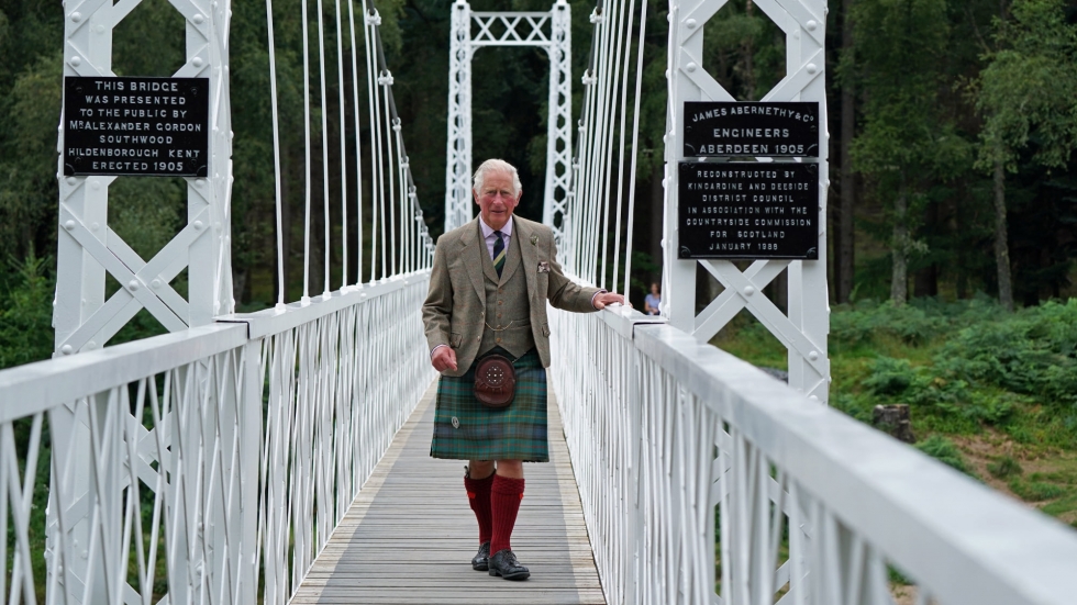 Защо принц Чарлз обу шотландска пола и червени чорапи?