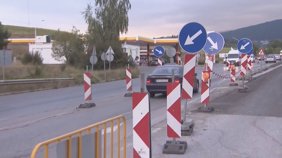 Недовършен ремонт: Как ще се реши проблемът със задръстванията на пътя София - Перник? 