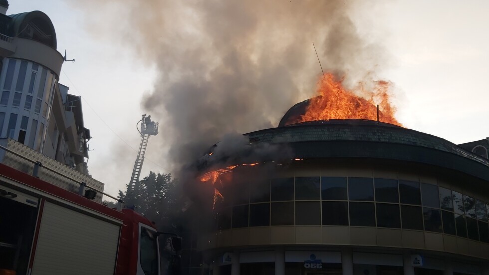 Пожар гори в центъра на Благоевград (ВИДЕО)