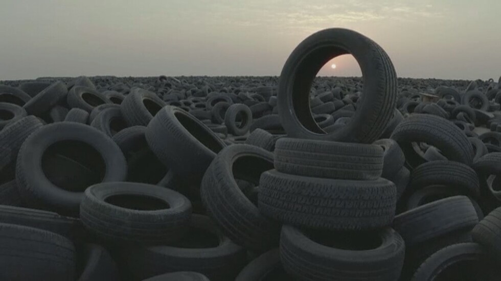 Кувейт иска да рециклира 42 милиона гуми от огромно сметище в пустинята (ВИДЕО)
