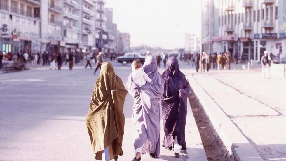 Талибаните наредиха на жените на екран да покриват лицата си