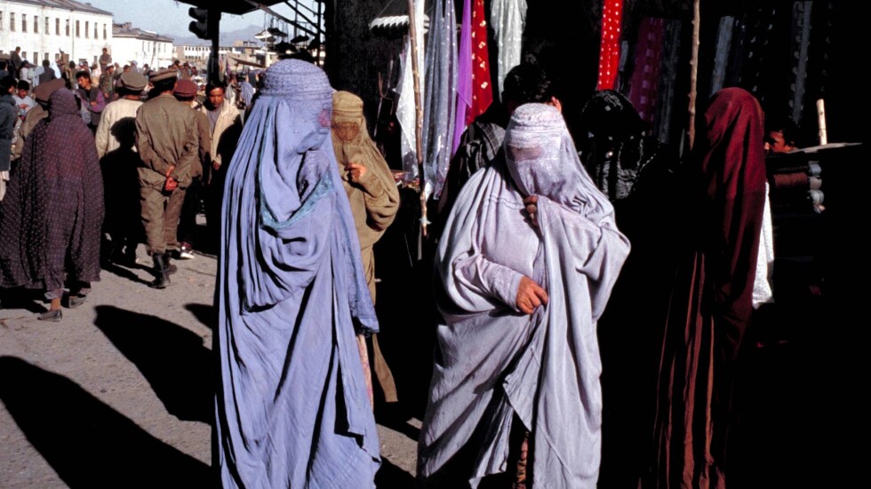 Нови ограничения за жените: Кметът на Кабул ги призова да си останат вкъщи