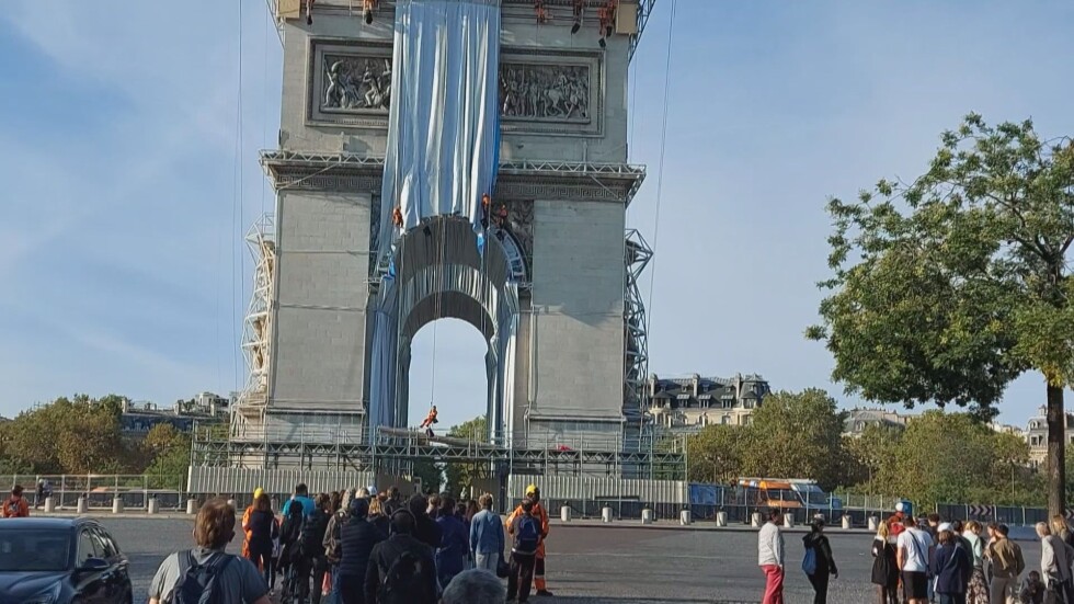 Алпинисти започнаха опаковането на Триумфалната арка в Париж