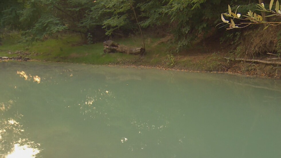Замърсяване на р. Луда Яна: През Пазарджишко тече вода с тюркоазен цвят